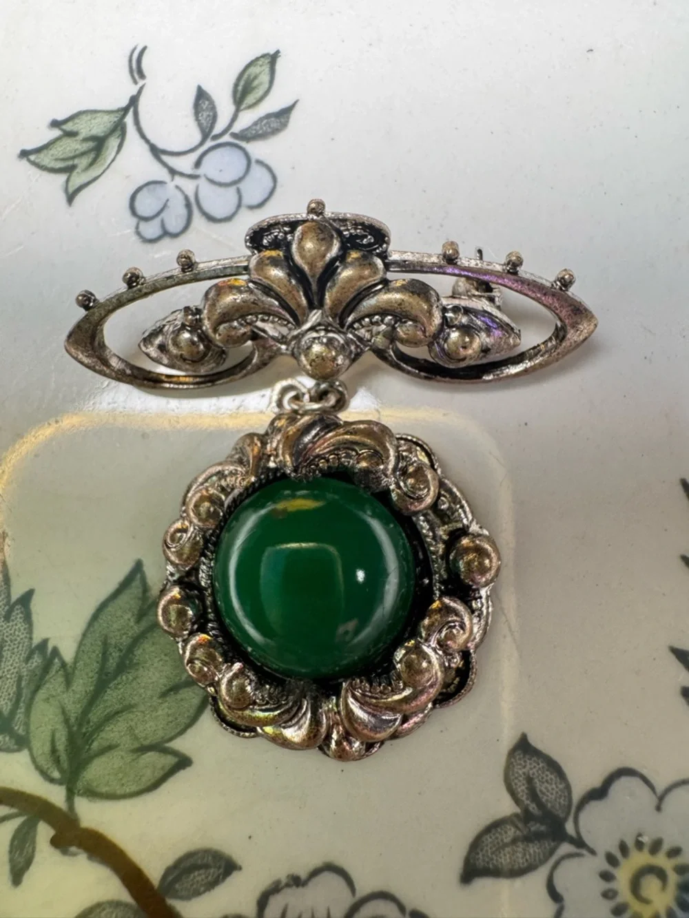 Vintage Silver tone Brooch with Green Cabochon! - Picture 4 of 7